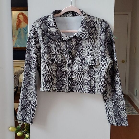 Shein Button down Cropped Shirt - Picture 4 of 9